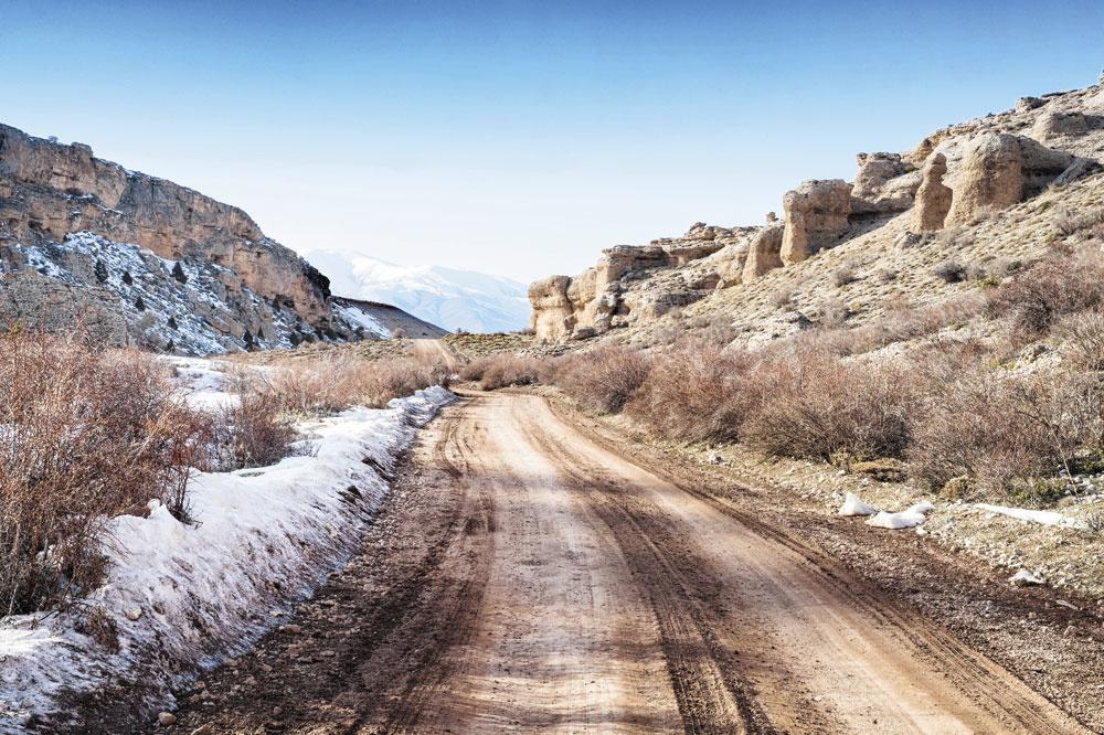 Het Nationaal Park Aladaglar en Cappadocië liggen onder een mix van klei en verse sneeuw.