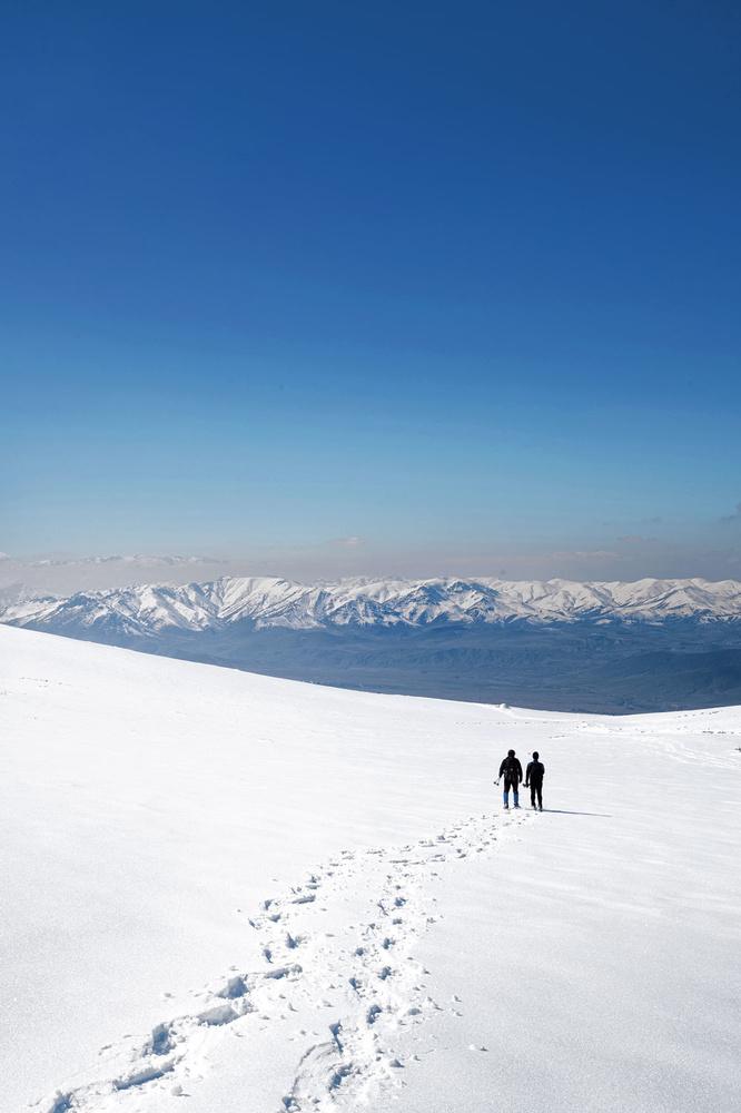 Het 360°-panorama van een besneeuwde Anatolische steppe.