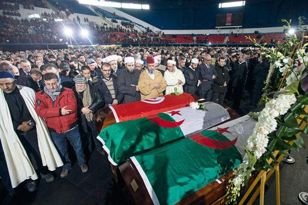 Récitation de prières face aux cercueils de trois des six victimes de la tuerie perpétrée par un étudiant canadien ultranationaliste au centre culturel islamique de Québec, le 29 janvier dernier.