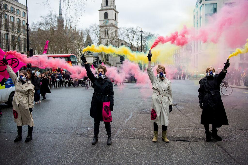 Extinction Rebellion protesteert tijdens London Fashion Week tegen de vervuiling van de mode-industrie