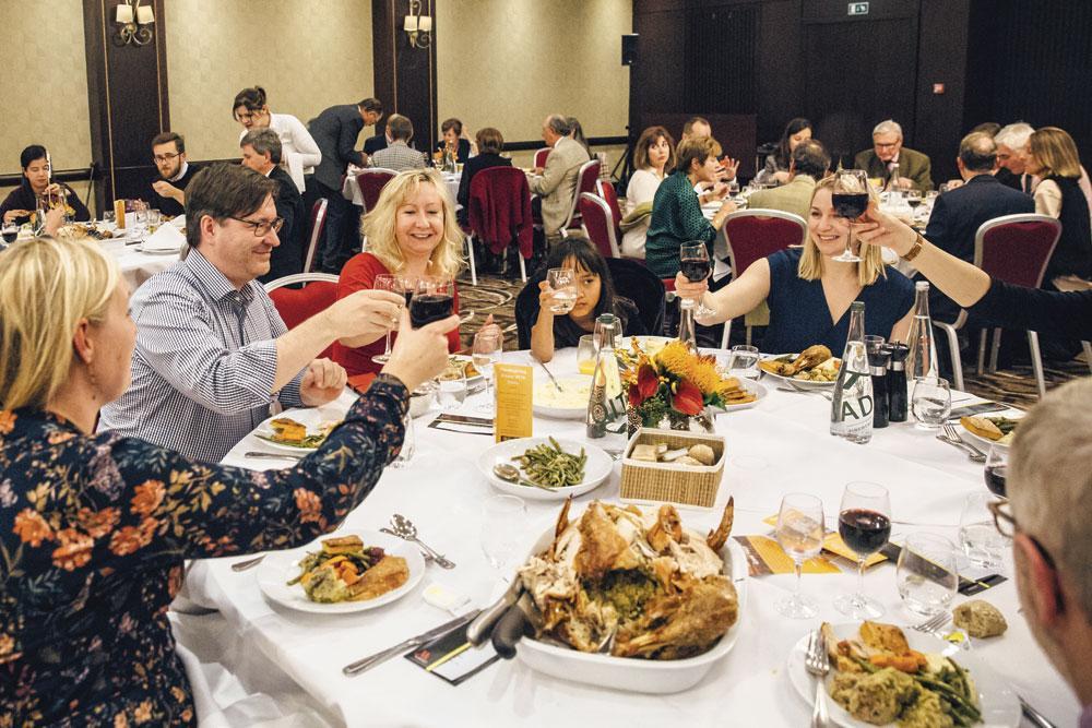 The American Club viert elk jaar Thanksgiving in een Brussels hotel. De leden geven hun familierecepten met plezier door aan de chefs.