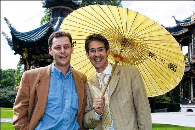 Avec son grand ami Thierry De Bock, à l'époque de la Coupe du monde de 2002, en Corée du Sud et au Japon, avant les cheveux gris. 