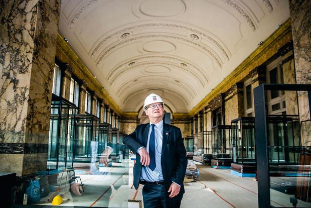 Guido Gryseels, directeur du musée, inspecte les travaux dans l'ancien palais, entièrement consacré à l'exposition permanente. 