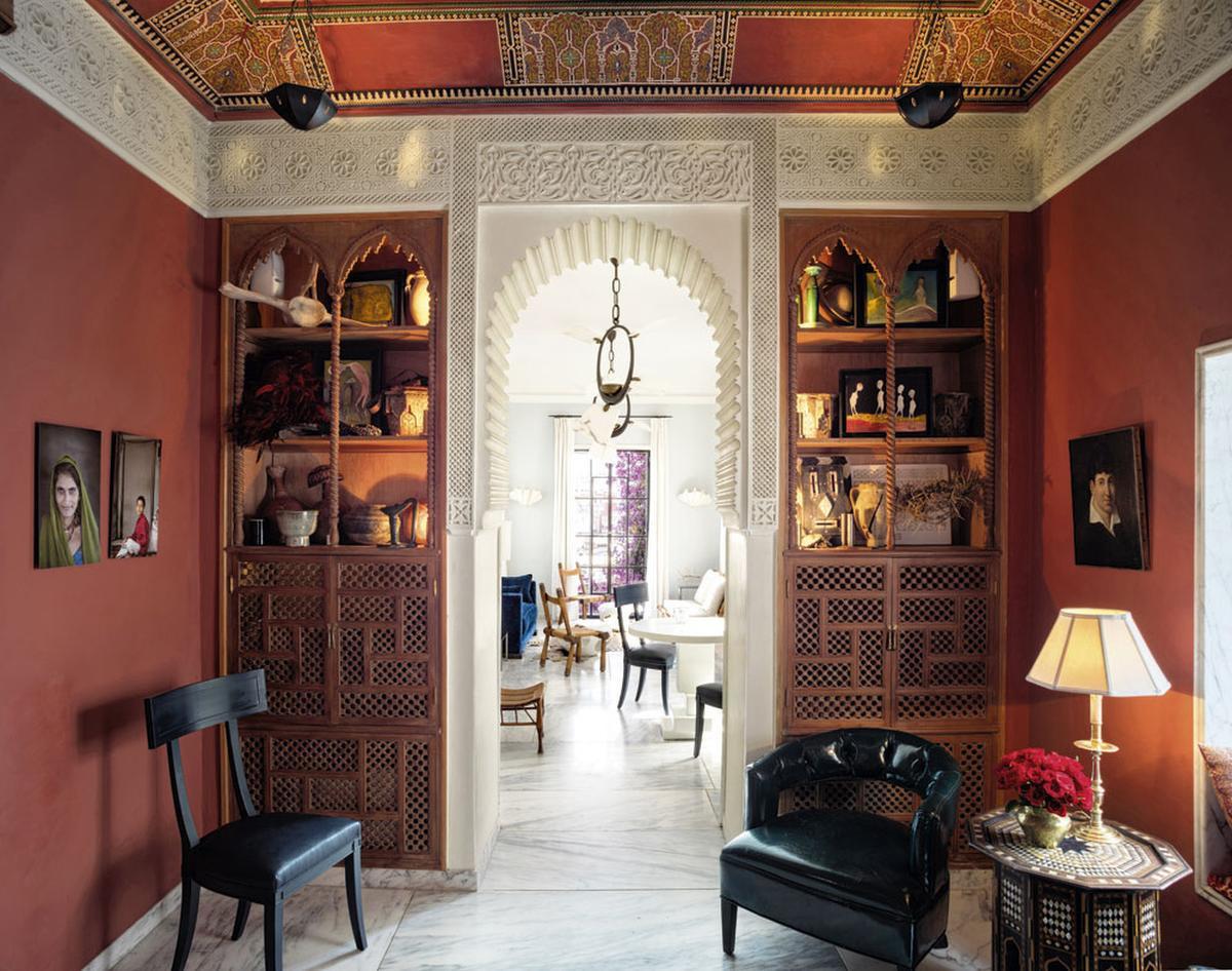 Het salon op de bovenverdieping is onmiskenbaar Marokkaans van sfeer.