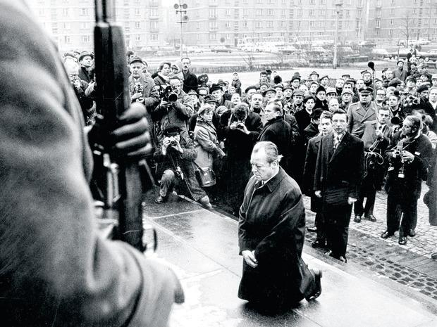 Le chancelier allemand Willy Brandt à genou devant le mémorial des morts du ghetto de Varsovie, le 7 décembre 1970.