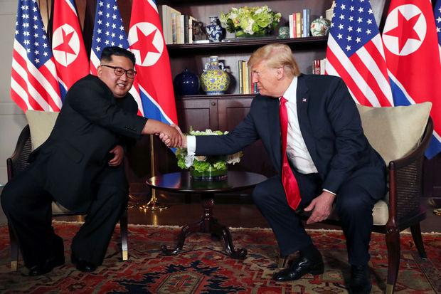 Poignée de main historique entre Donald Trump et Kim Jong Un
