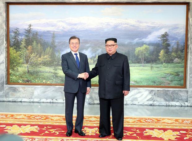 Le 27 avril 2018, le président sud-coréen Moon Jae-in rencontre son homologue nord-coréen Kim Jong Un