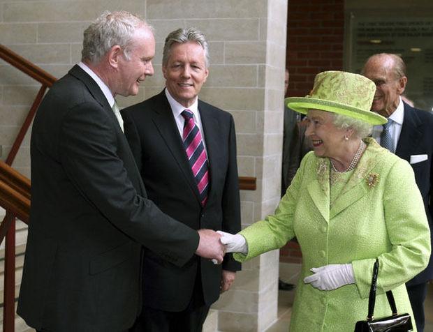Le 27 juin 2012, Belfast, poignée de main entre la reine Elizabeth II et l'ancien commandant de l'Armée républicaine irlandaise (IRA) Martin McGuinness.