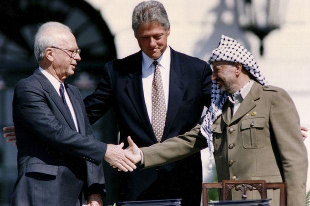 13 septembre 1993, Yasser Arafat et Yitzhak Rabin se serrent la main, sous les yeux ravis de Bill Clinton, après avoir conclu un acord de paix entre Israél l et la Palestine 