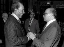 Le 19 novembre 1977, le président égyptien Anouar el-Sadate est le premier chef d'Etat arabe à se rendre en Israël, où il rencontre le premier ministre israélien Menahim Begin
