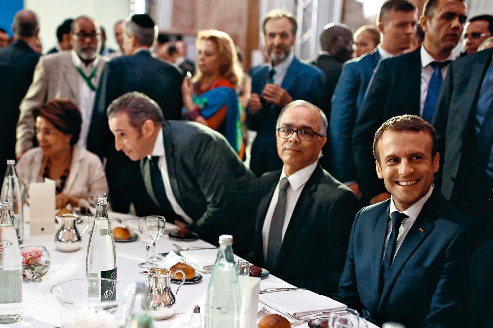 Aussi à l'aise avec les musulmans, lors du dîner de rupture du jeûne du Ramadan, le 20 juin 2017, que parmi les protestants, à l'hôtel de ville de Paris, le 22 septembre, lors de la célébration du 500e anniversaire de la Réforme.