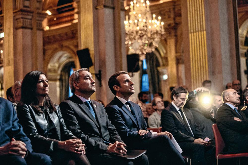 Aussi à l'aise avec les musulmans, lors du dîner de rupture du jeûne du Ramadan, le 20 juin 2017, que parmi les protestants, à l'hôtel de ville de Paris, le 22 septembre, lors de la célébration du 500e anniversaire de la Réforme.