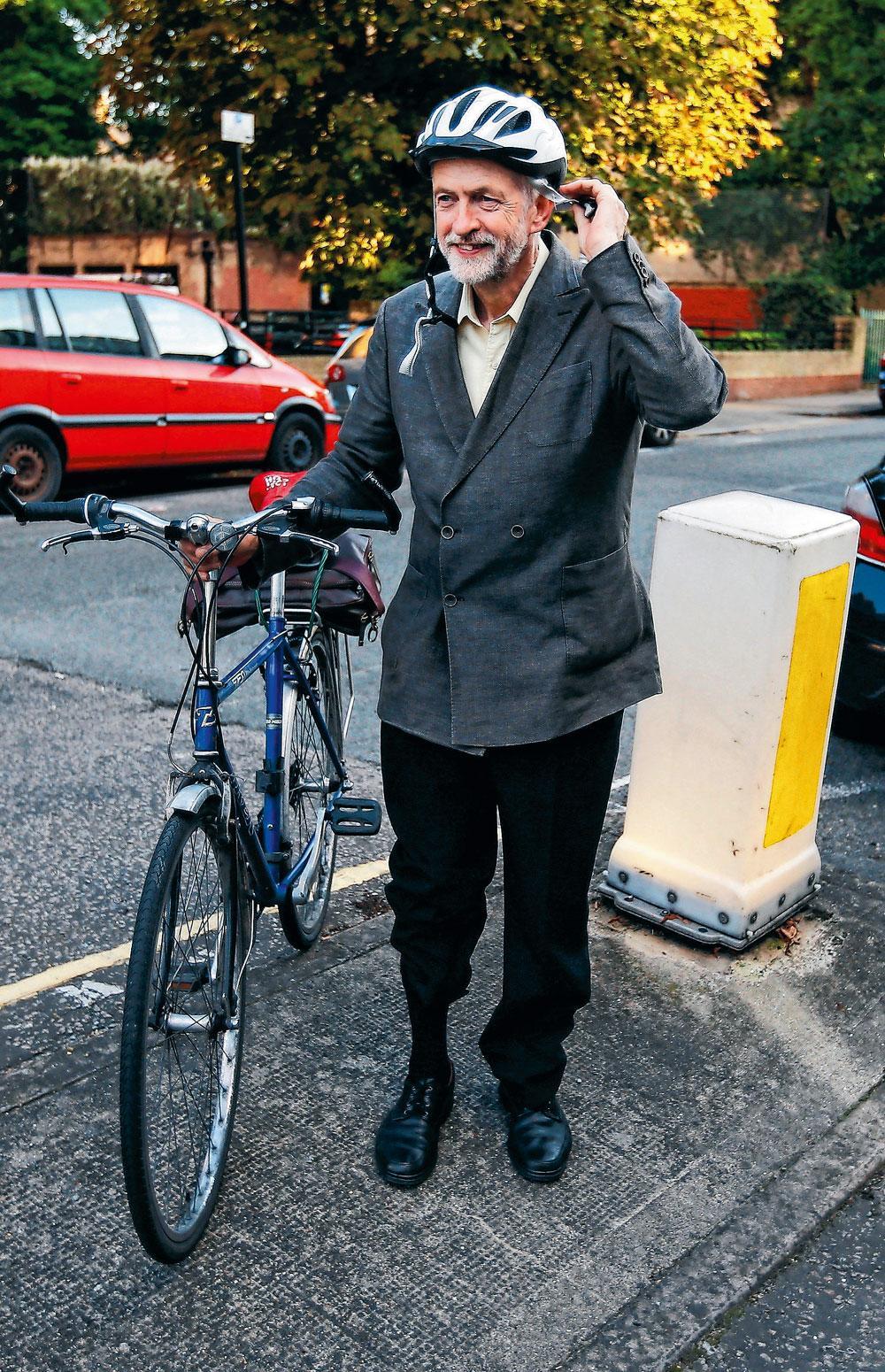 Le leader des Travaillistes ne se déplace qu'en vélo... et ne se soucie guère de ses airs de professeur à la retraite.