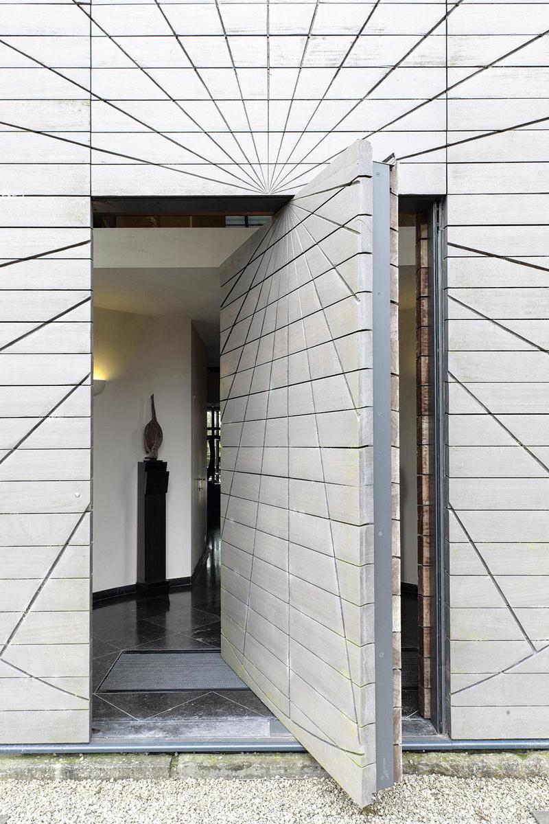 De extravagente, pivoterende voordeur van Nicolas Alquin is samengesteld uit eiken balkjes.