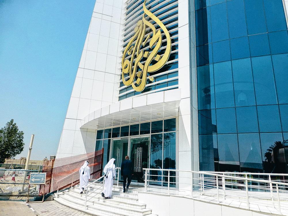 Au siège d'Al Jazeera, la chaîne internationale dont des pays voisins exigent la fermeture.