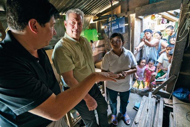 Al Gore aux Philippines après le passage du typhon Haiyan, en 2013.