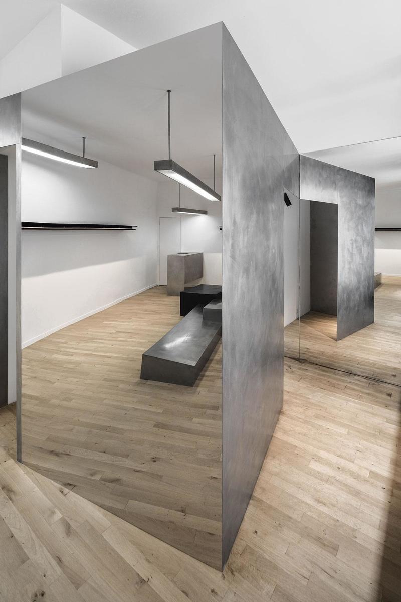 De winkel van Kris Van Assche noemt Ciguë zelf een van hun radicaalste ontwerpen met een palet van zwart-witcontrasten, veel diagonale lijnen en wanden van geborstelde inox.