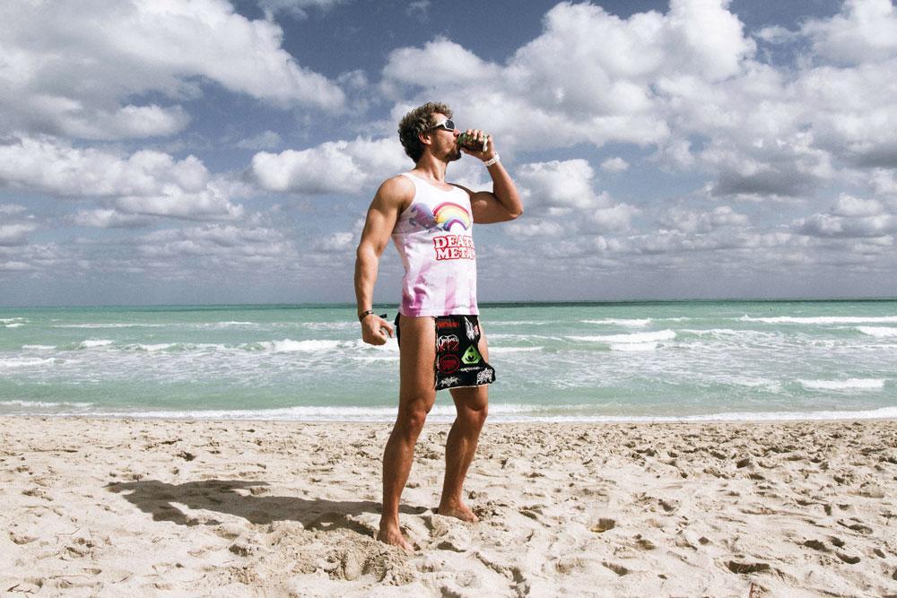Un fan de heavy metal sur une plage de Miami, la veille du départ de la croisière, pour la traditionnelle beach party.