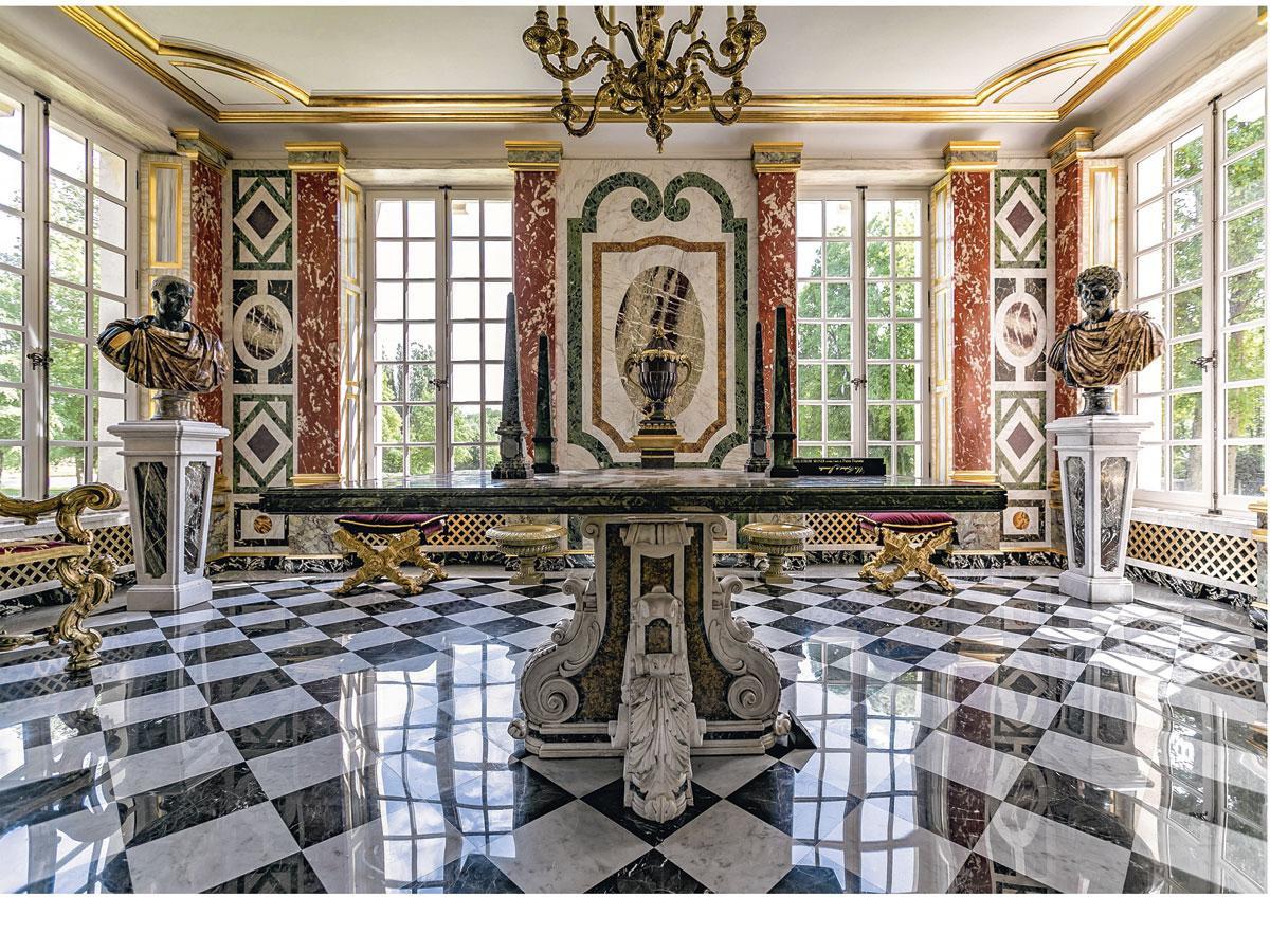 Franse grand siècle meets Italiaanse barok: in zijn marmersalon op het gelijkvloers combineert Peyrolle bustes van Romeinse keizers met een exacte replica van Lodewijk XIV's schrijftafel met inlegwerk in (halfedel)steen.