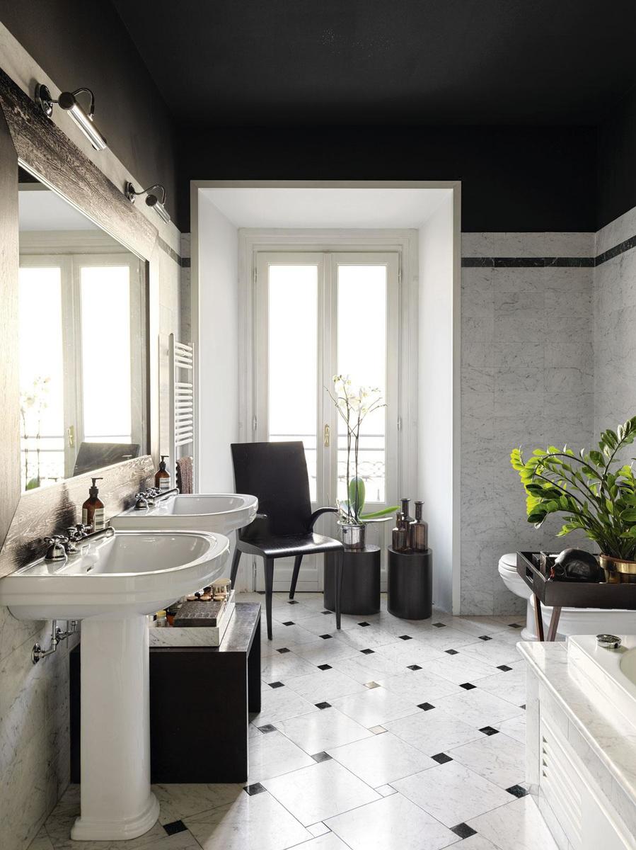 Neil wilde dat de badkamer een typisch Italiaanse sfeer zou hebben. De carraramarmeren vloer is geïnspireerd op een landhuis in de buurt van Milaan.