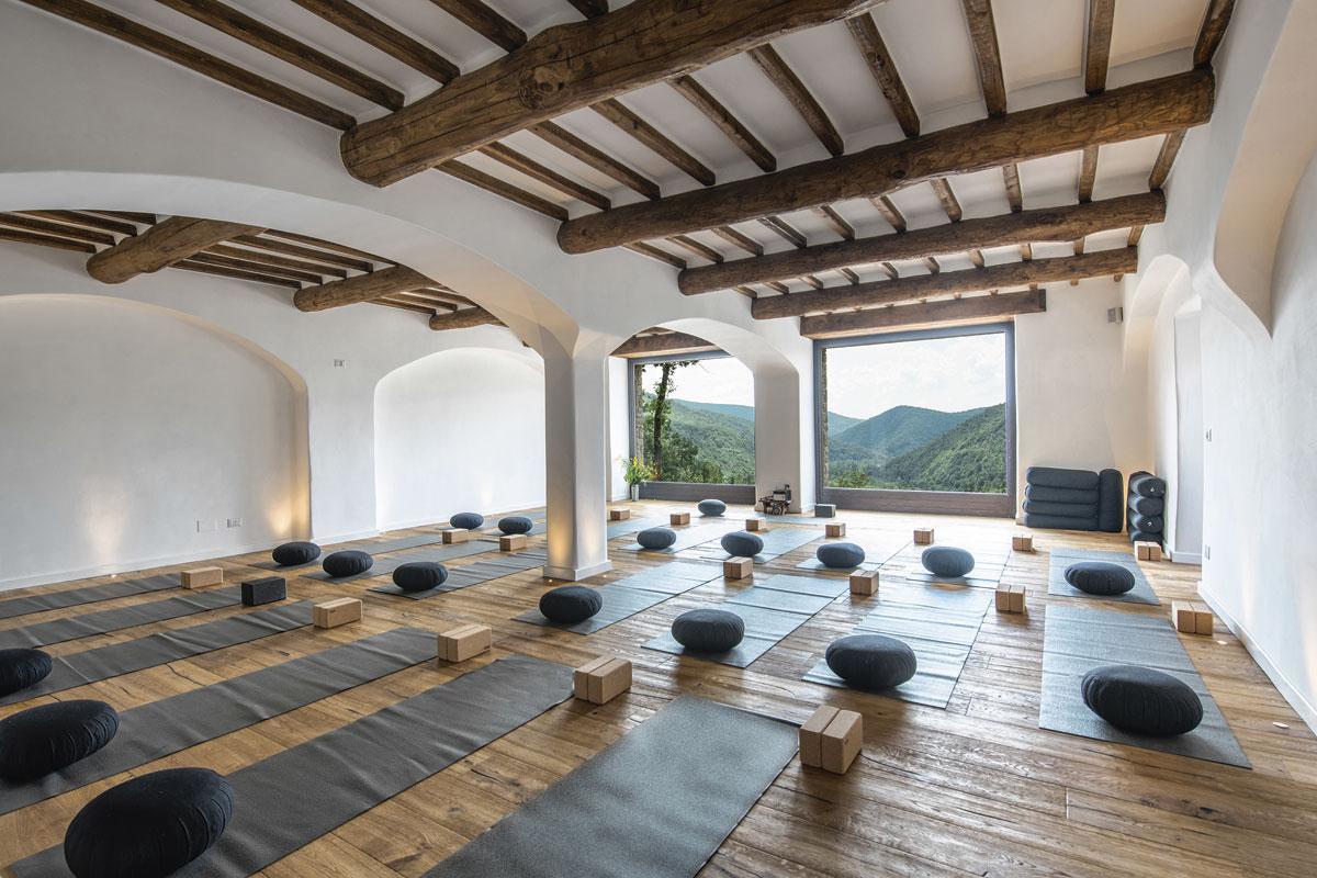De yogaruimte van hotel Eremito in Umbrië.