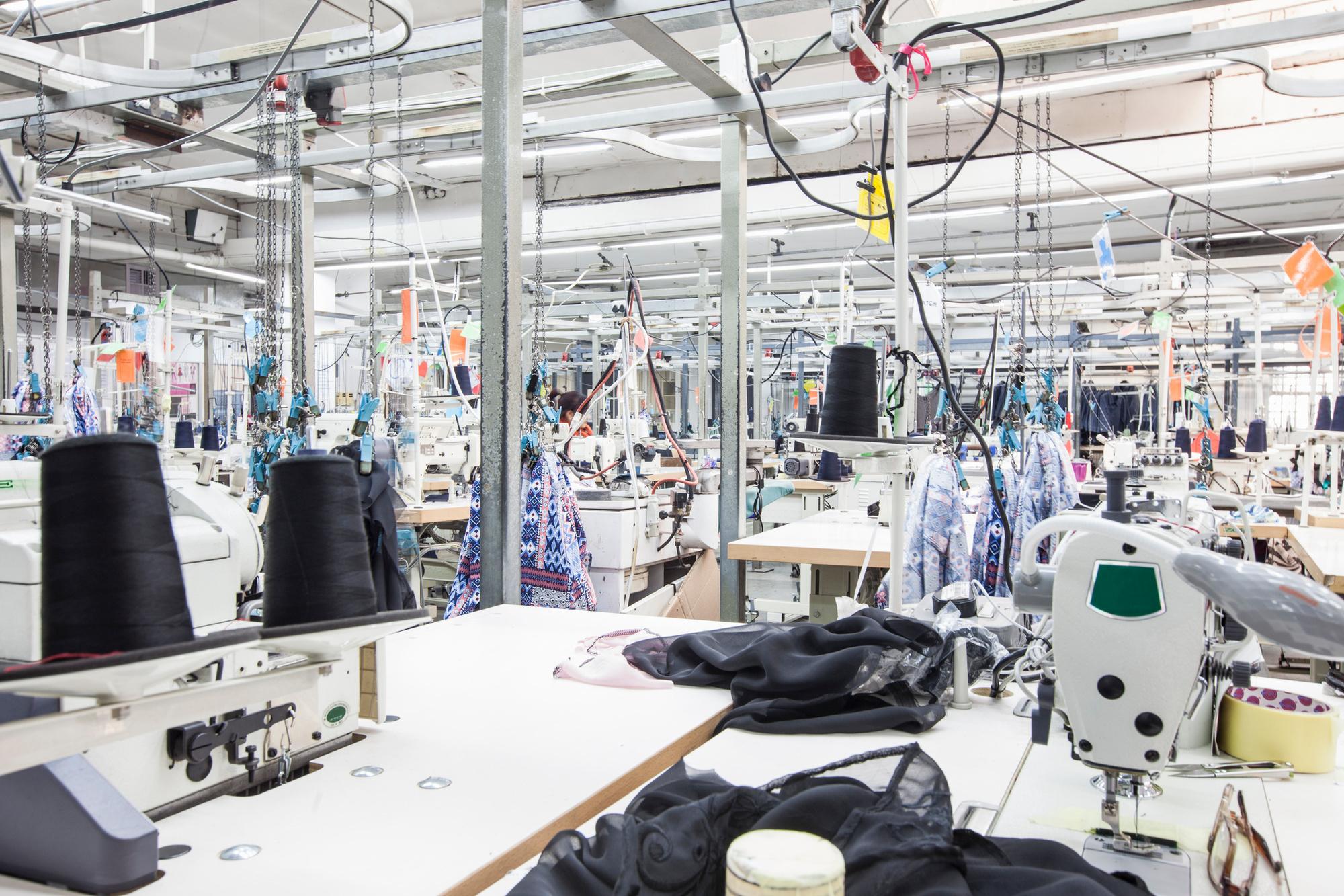 Een lege textielfabriek