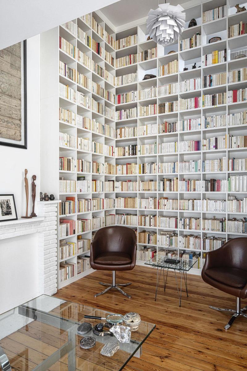 De dubbelhoge bibliotheek in Delvaux' werkkamer is op maat ontworpen voor zijn verzameling klassiekers uit de wereldliteratuur en strips.