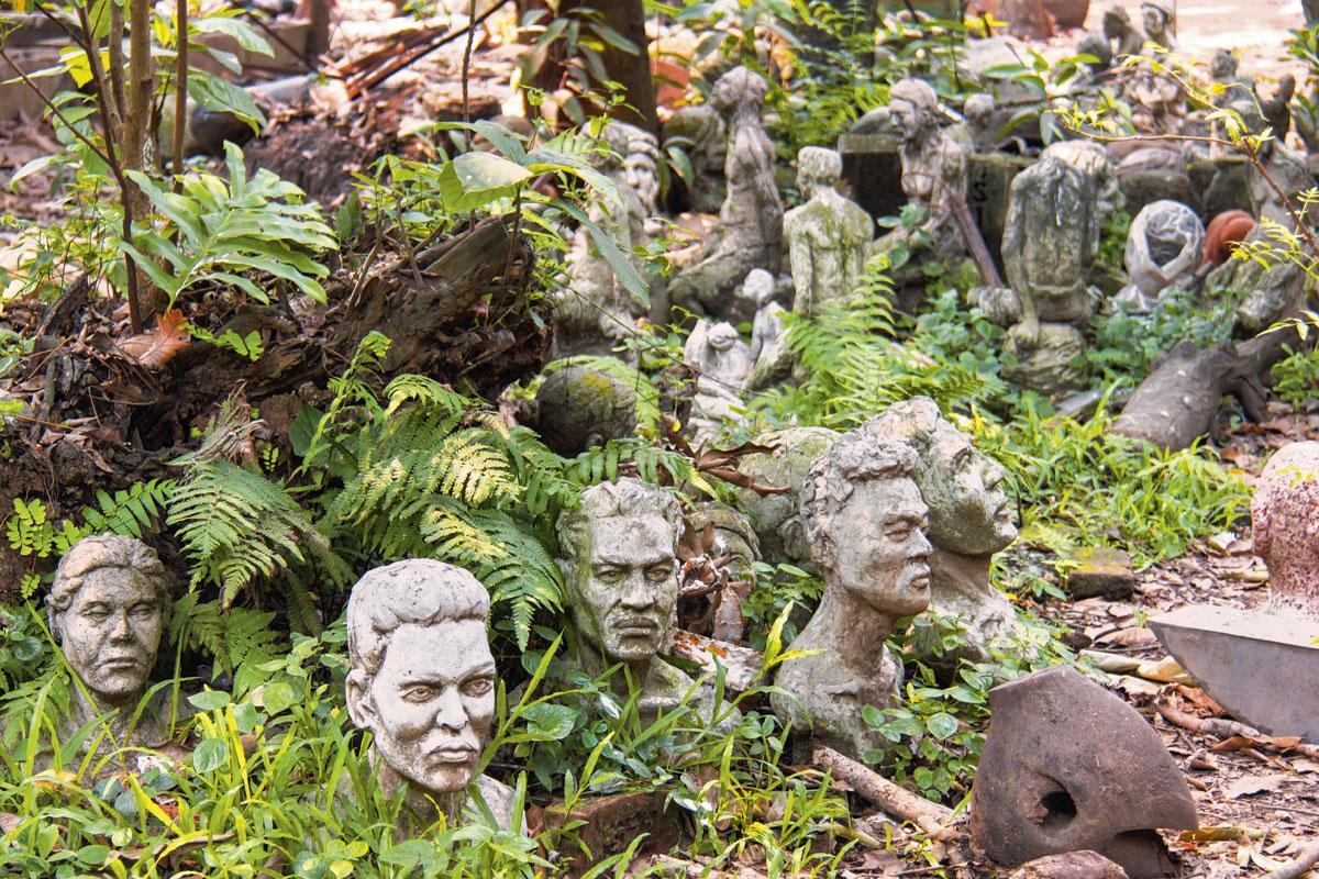 De tuin van de Faculteit der Schone Kunsten ligt bezaaid met door studenten gemaakte bustes.