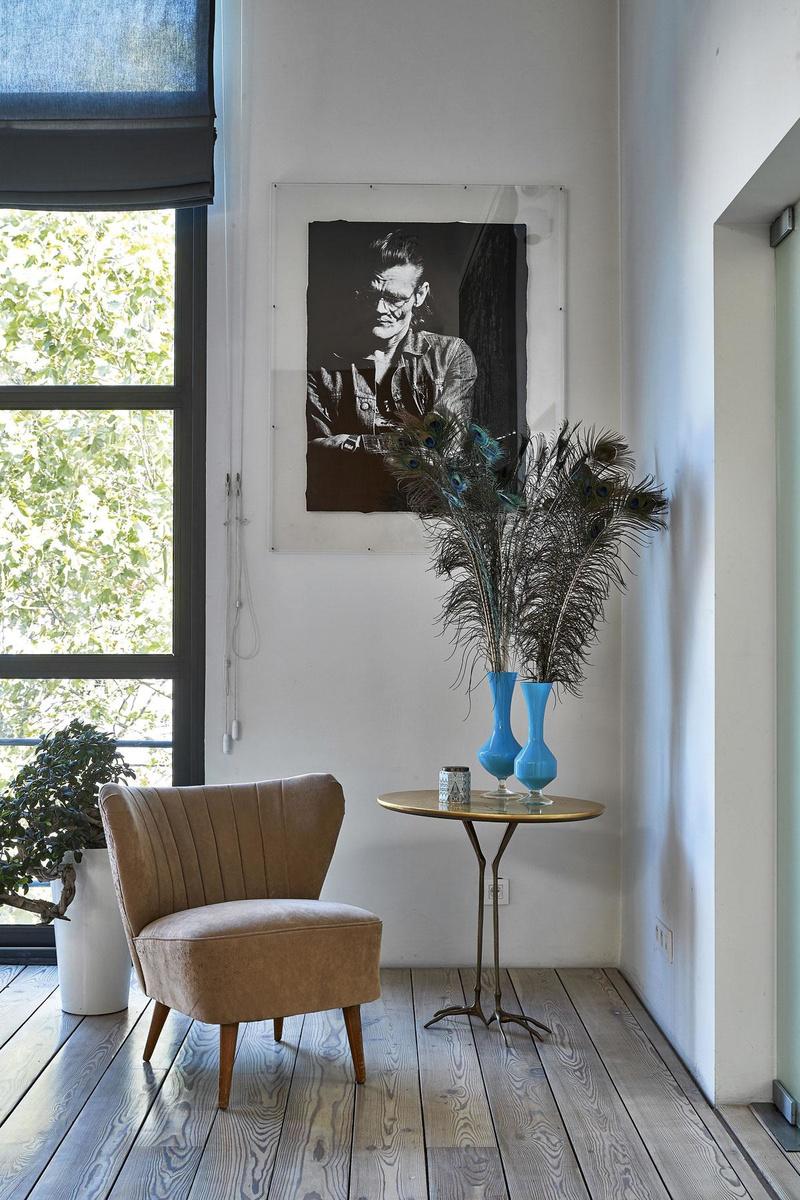 Het portret van Chet Baker door Raoul Van den Boom zag Nathalie eerst in café Hopper voor ze de fotograaf contacteerde voor een persoonlijke print. De muzikant kijkt neer op een originele tafel met vogelpoten van Meret Oppenheim. De zetel is een vondst uit de kringloopwinkel.