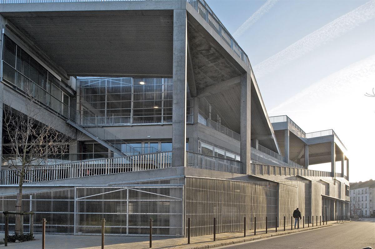 Lacaton & Vassal ontwerpt ook openbare gebouwen, zoals deze school voor architectuur in Nantes, waar drie betonnen vloeren met elkaar verbonden worden door een buitenhelling.