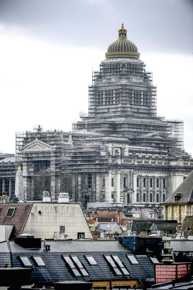Le palais de justice de Bruxelles défiguré par les échafaudages : le chantier s'appelle urgence.