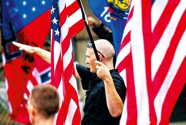 Un membre d'un groupe de suprématistes blancs qui fait le salut nazi 