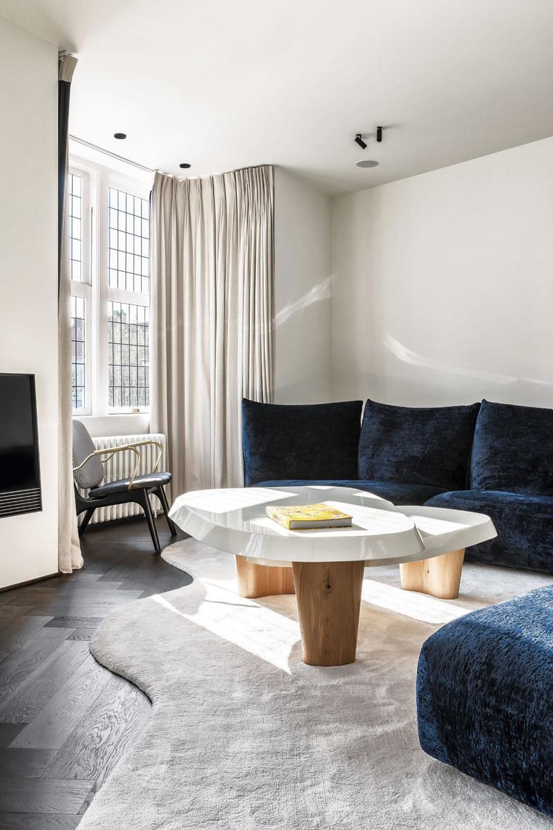 De zetel is van Standard van Edra, handgetuft tapijt van JoV en duo salontafels van Pierre Augustin Rose.