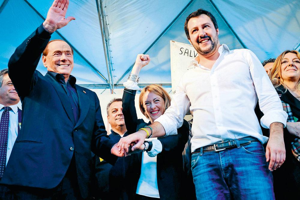 Son accord avec la Ligue, de Matteo Salvini (à dr.), pourrait lui permettre d'atteindre 40 %.