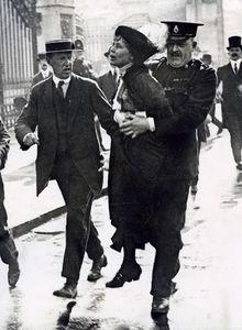 Emmeline Pankhurst arrêtée lors d'une manifestation devant Buckingham Palace, en 1907