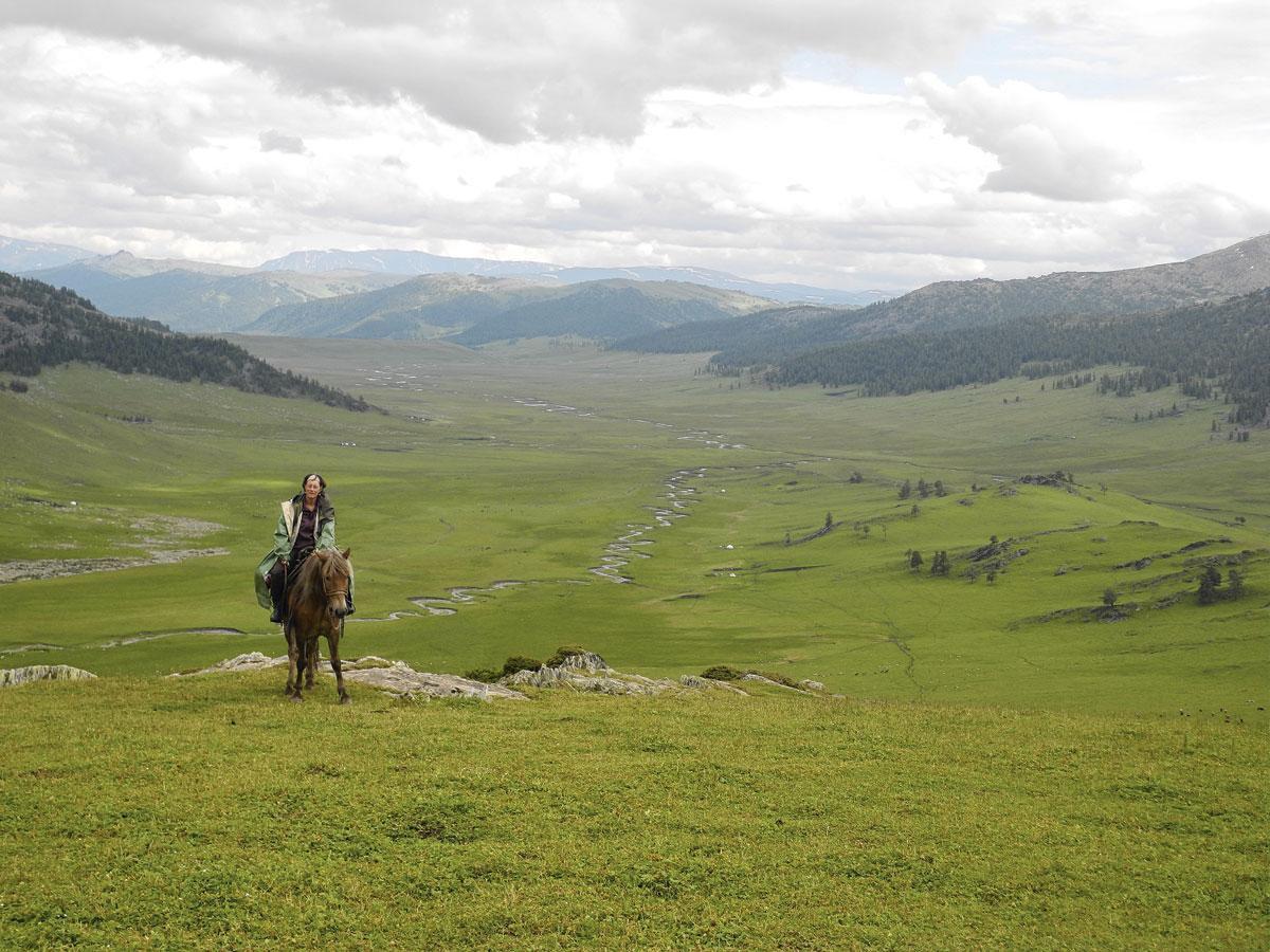 In Xinjiang, in het uiterste noordwesten van China, tijdens expeditie 'Zoektocht naar het Paradijs', waarbij Arita het Altaj-gebergte in vier landen te paard omcirkelde.