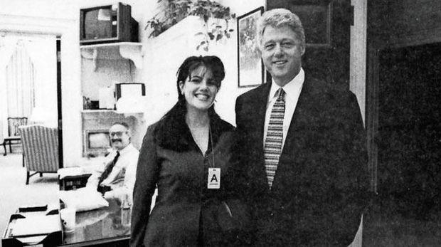 Bill Clinton en compagnie de Monica Lewinsky, alors stagiaire à la Maison-Blanche. Ce 17 novembre 1995, ils avaient déjà commencé une relation intime qui fit scandale. RC/CM - RTRHI38