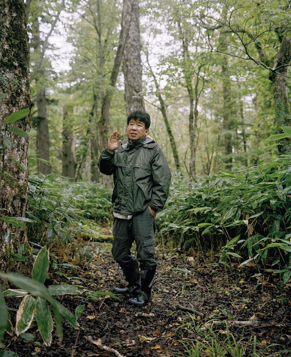 Hokkaido, Japan. In het Tomakomai Experimental Forest voeren studenten en onderzoekers experimenten uit. Boven het bos hangt een kraan om kruinen te bestuderen. Een stuk van het bos wordt al negen jaar kunstmatig met vier graden verwarmd. De onderzoekers willen op die manier een opgewarmde aarde nabootsen.