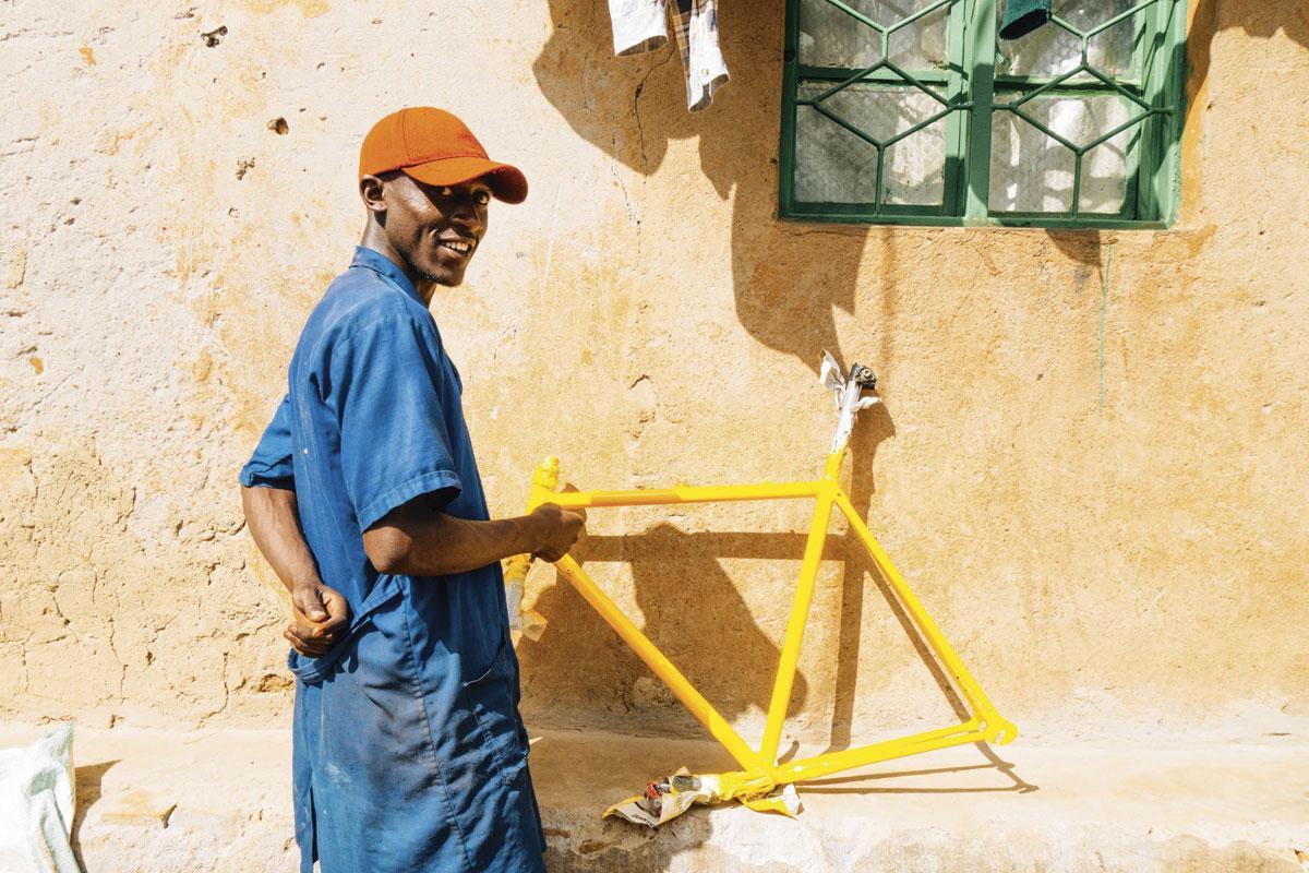 Een fietsenmaker in Kigali, Rwanda.