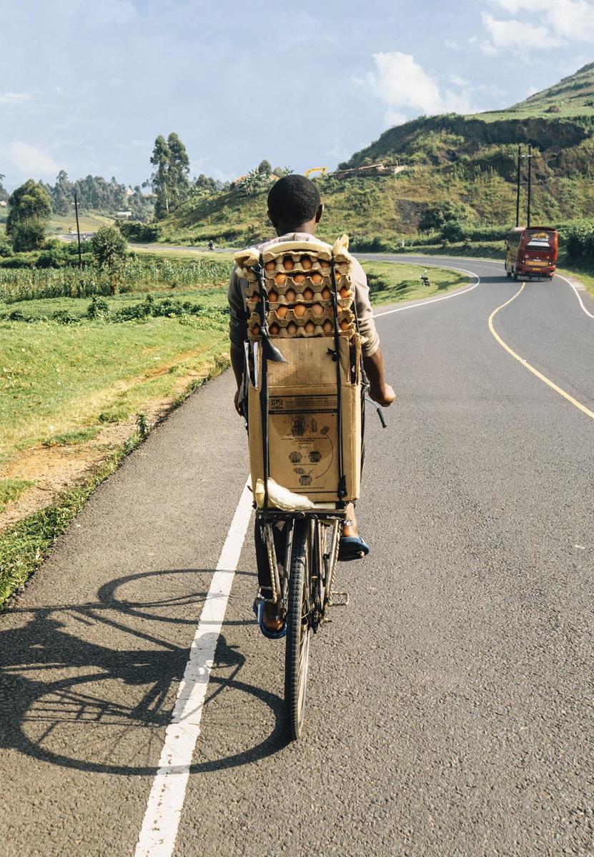 Breekbare fietser langs de Congo Nile Trail, Rwanda.