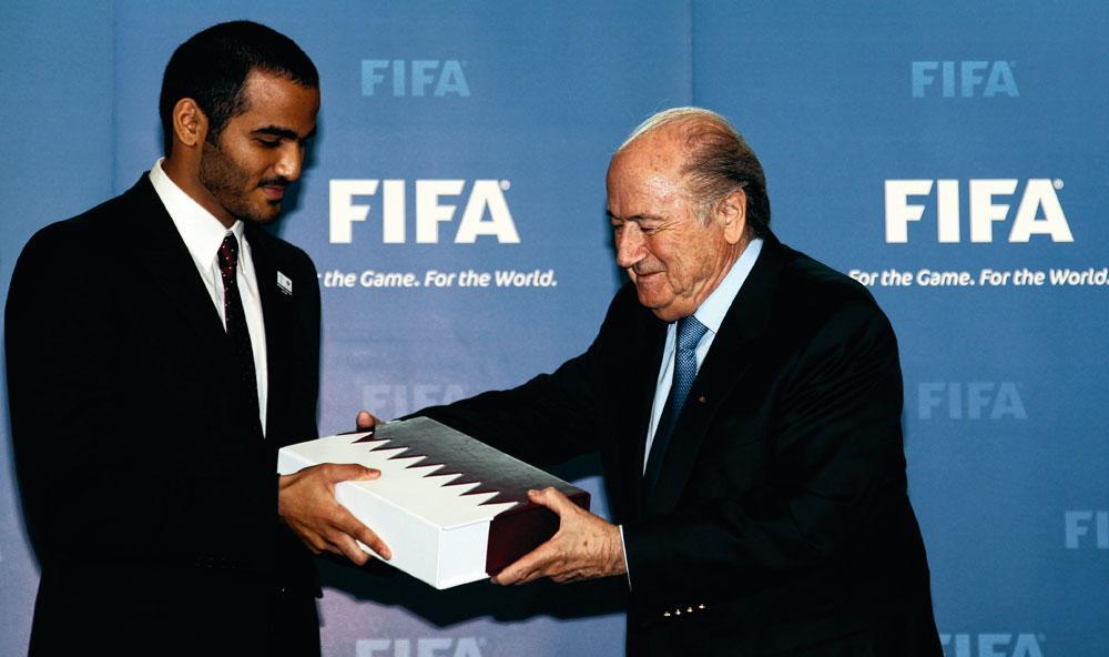 Sepp Blatter, avec le représentant du Qatar, qui organisera la Coupe du monde en 2022.