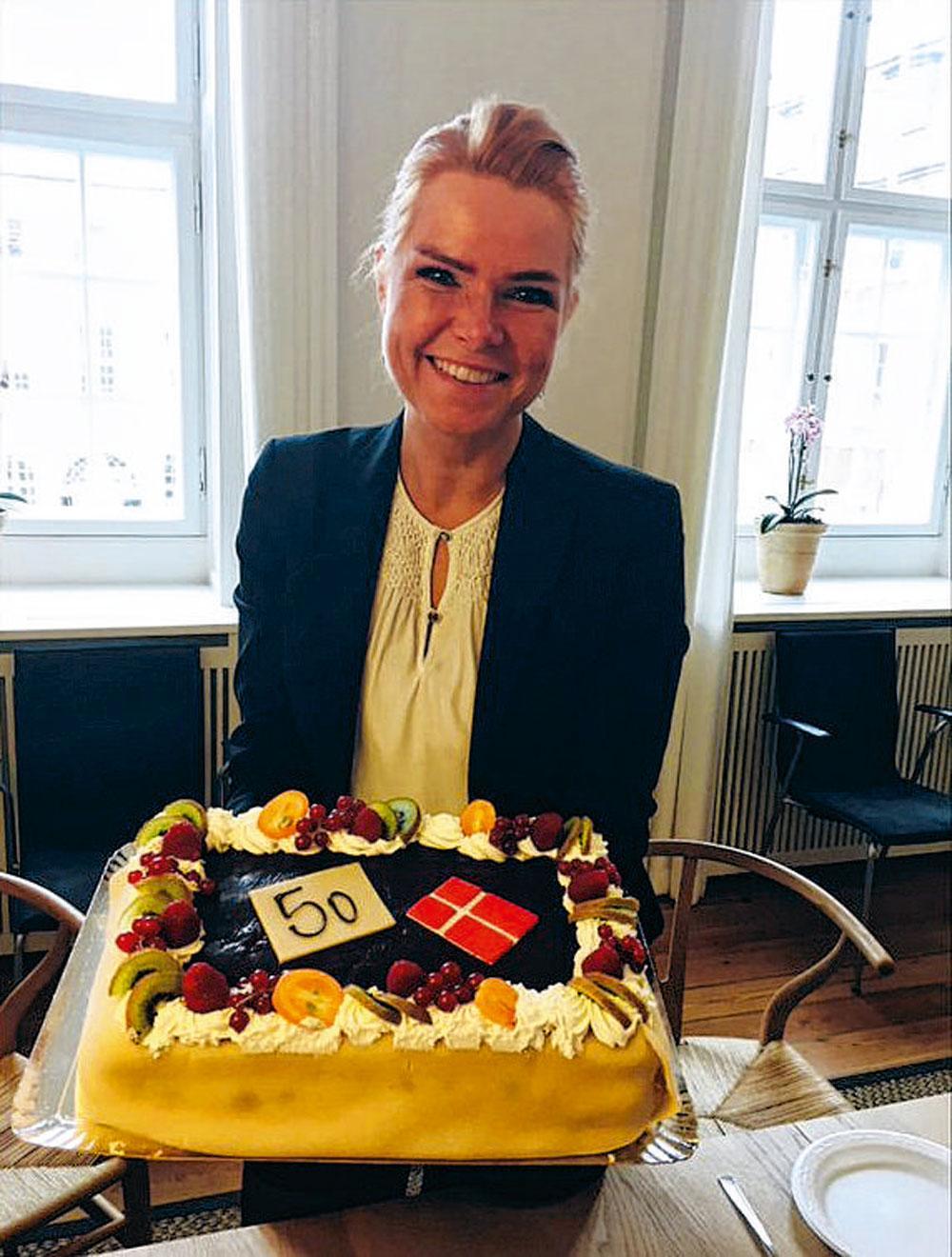 Inger Støjberg, ministre de l'Immigration, avec son gâteau, sur Facebook.