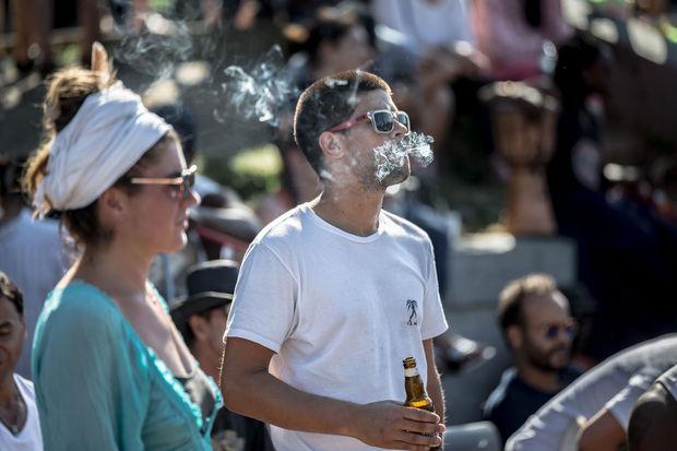 Un jeune homme fume du cannabis dans un des nombreux parcs de Montréal. 