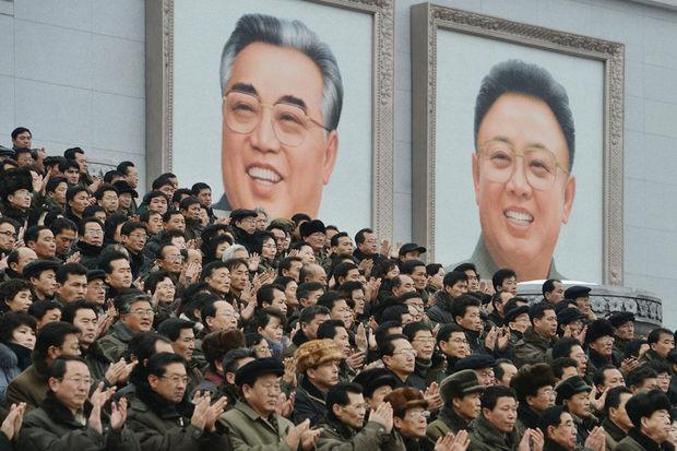 Un portrait de Kim Il-Sung (à gauche) et son fils Kim Jong-il .