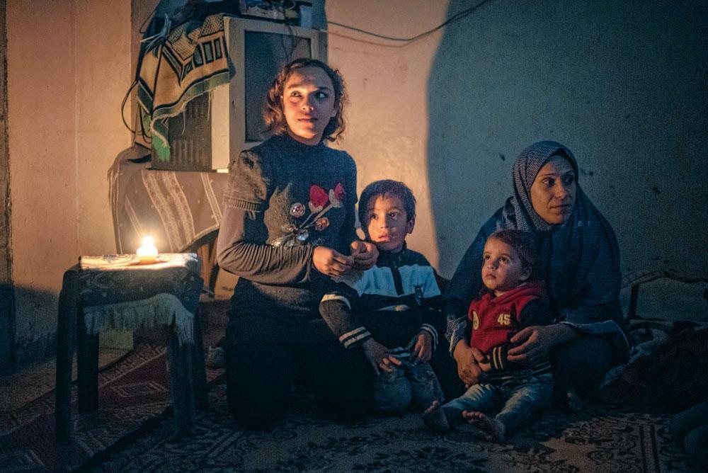 La famille Baker vit dans un quartier pauvre du nord de Gaza City. Comme la majorité des Gazaouis, elle s'éclaire à la bougie ou avec de petites lampes LED à piles. Une situation difficile, notamment pour le suivi scolaire des enfants.