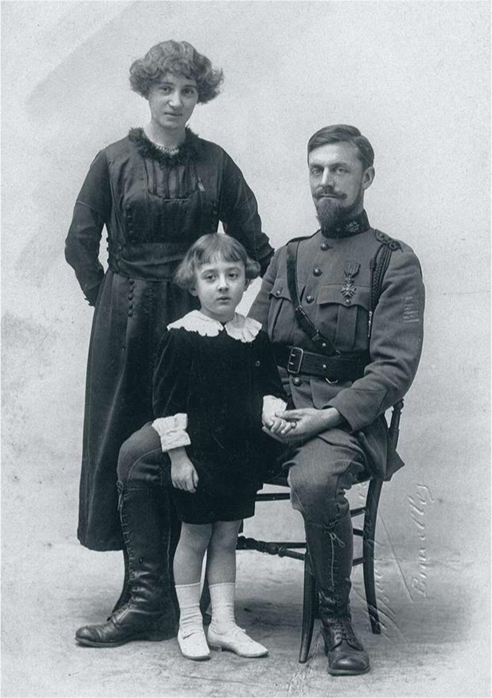 Photo de famille après plus de quatre ans de séparation. Bruxelles, février 1919.