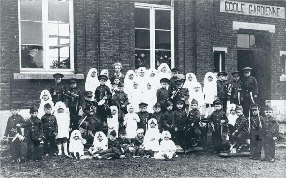 Petits soldats et infirmières dans une école maternelle, en 1925.