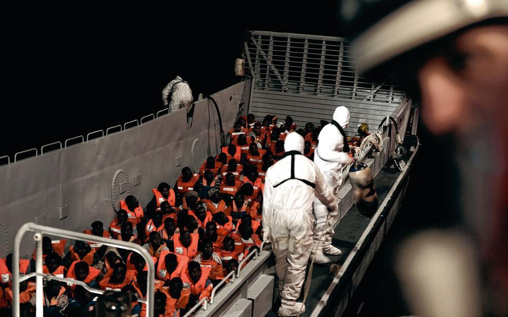 Opération de sauvetage de migrants par l'Aquarius en mer, le 10 juin 2018. Ce bateau affrété par une ONG a été rejeté par l'Italie, balloté plusieurs jours en mer, avant d'être finalement accueilli par l'Espagne.