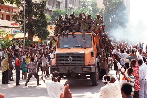 Les 17 et 18 mai 1997, les troupes rebelles qui ont renversé le régime de Mobutu font une entrée triomphale à Kinshasa.