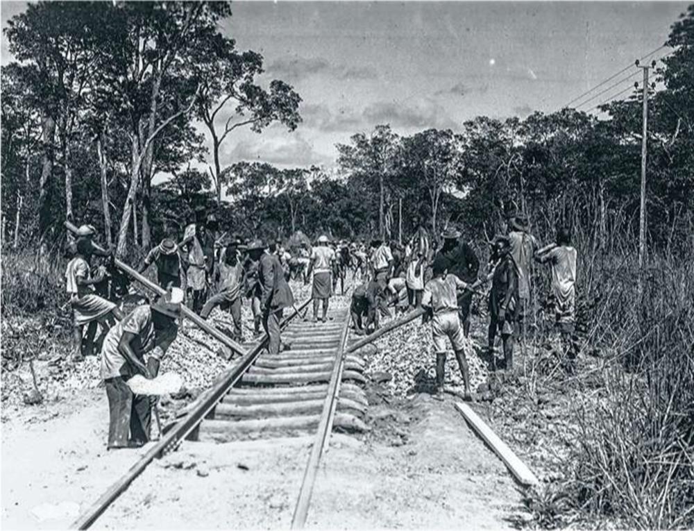 Main-d'oeuvre mobilisée pour la réparation du ballast du chemin de fer au Katanga.